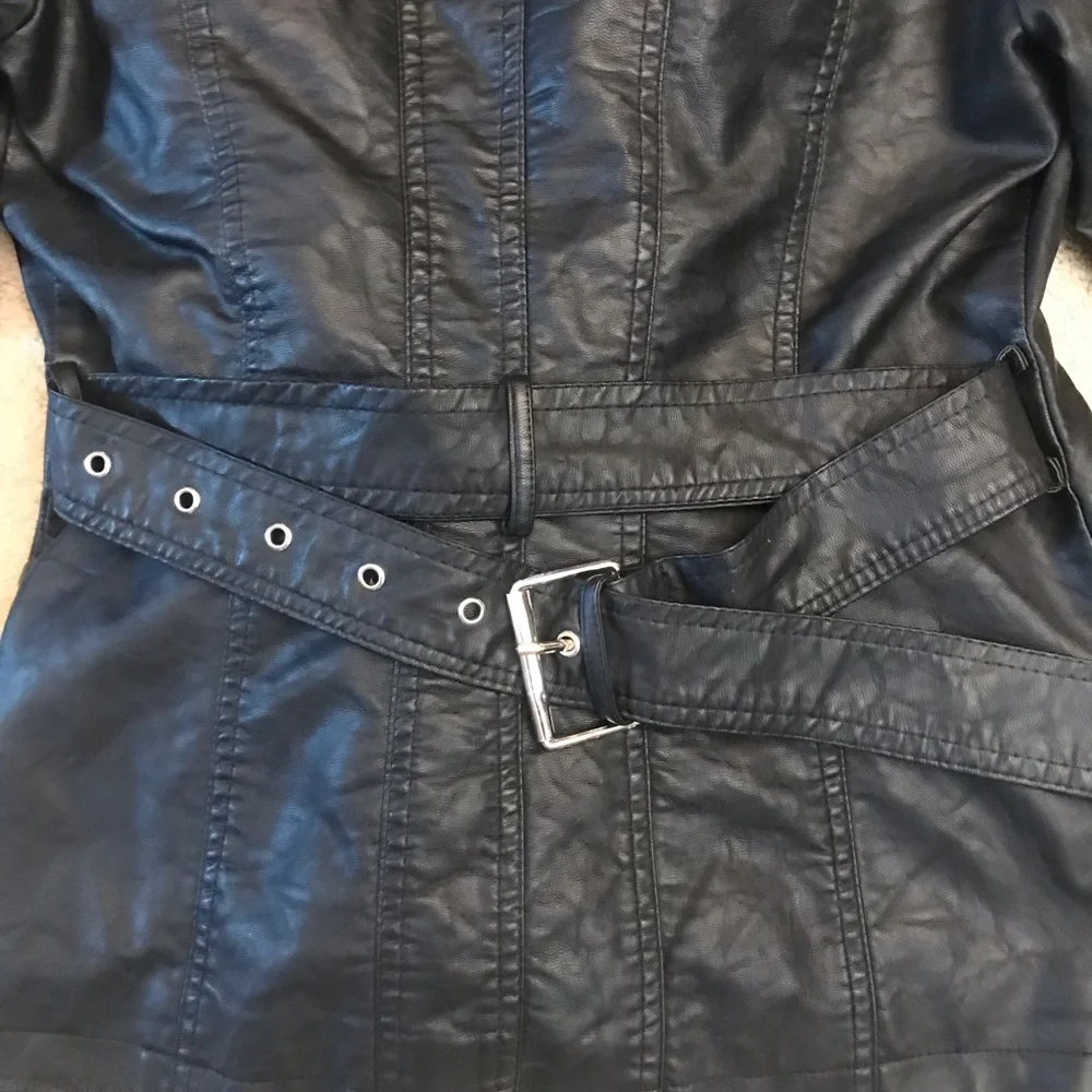 Black Faux Leather Jacket Pink Faux Fur Collar Womens Small US 4 Crop Moto Rebel - Picture 11 of 16